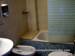 Airport hotel bath at San Isidro