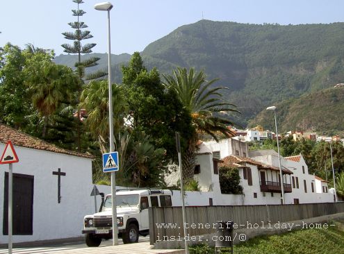 Camino Real to Icod el Alto a road for two directions.