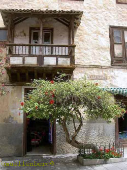 Casa Iriarte museum facing Casa Ventoso