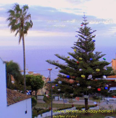 Sauzal Christmas tree wiith parcels