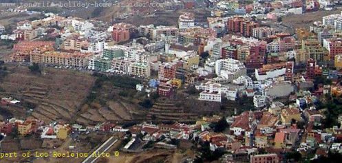 Los Realejos Alto commercial center with land terraces for vegetable planting in the Gorge Godinez. Realejo Bajo and Tigaiga in the foreground are not so close in reality.