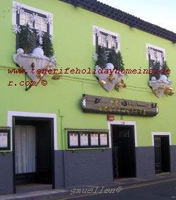 Outside Christmas decorations of 3 sets by Restauant Regulo