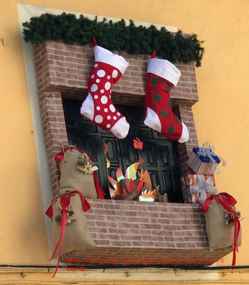 Outside Christmas decoration theme by Restaurante El Regulo windows in 2018 and 2019