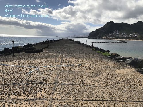 Playa Teresitas breakwater one of three that were important for a safe beach of the capital. Note that it's been or was cordoned off.