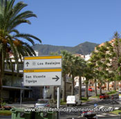Plaza Mencey Bencomo with important billboards to help you getting around