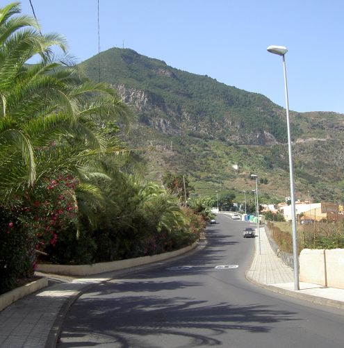 A very good road the former Camino Real from Plaza de la Parra to the Icod El Alto Paraglider Piste and to the mountains or to La Guancha and further down the Northwest Coast.