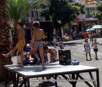 Table dancers in Toscal Longuera  in swimming trunks at 27 degrees Celsius.