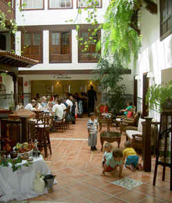 Tenerife hotel Hotel Rural Victoria with children playing inside