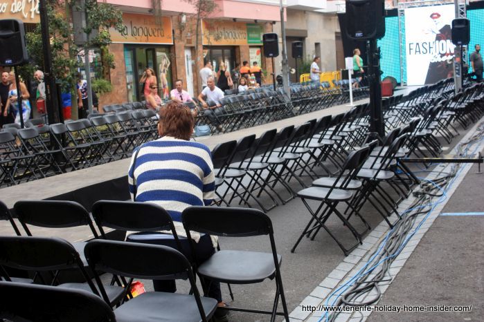 Waiting for the street fashion show La Longuera 2017.