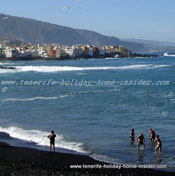 Winter holidays Puerto de la Cruz paragliders and swimming